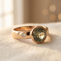 Roségouden ring met ronde groene edelsteen