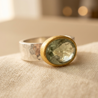 Zilveren ring met groene edelsteen en gouden zetting