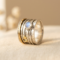 Zilveren en gouden brede ring met maansteen