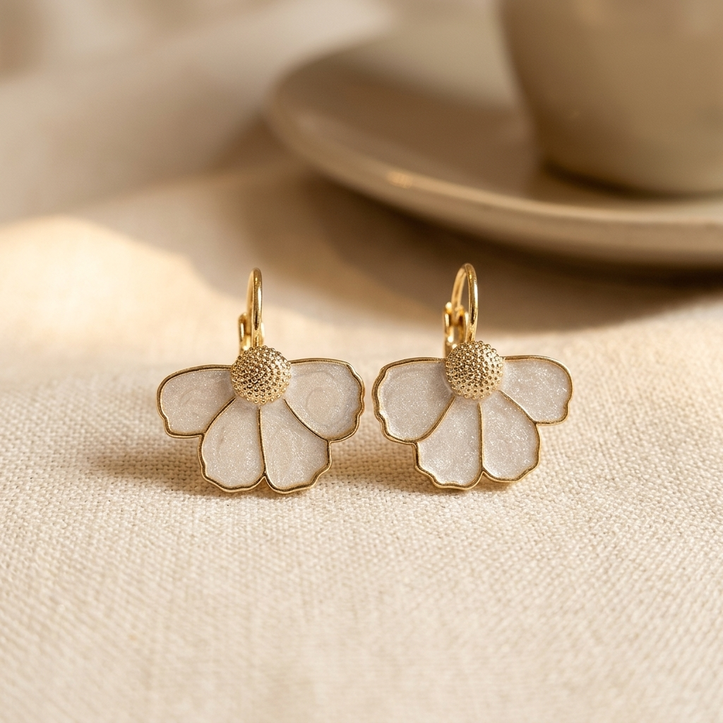 Gouden oorbellen met witte parelmoer bloem