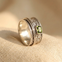 Zilveren gehamerde spinner ring met peridoot