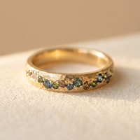 Gouden ring met blauwe en groene edelstenen