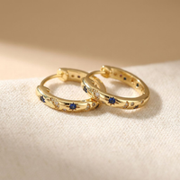 Gouden oorbellen met blauwe sterren