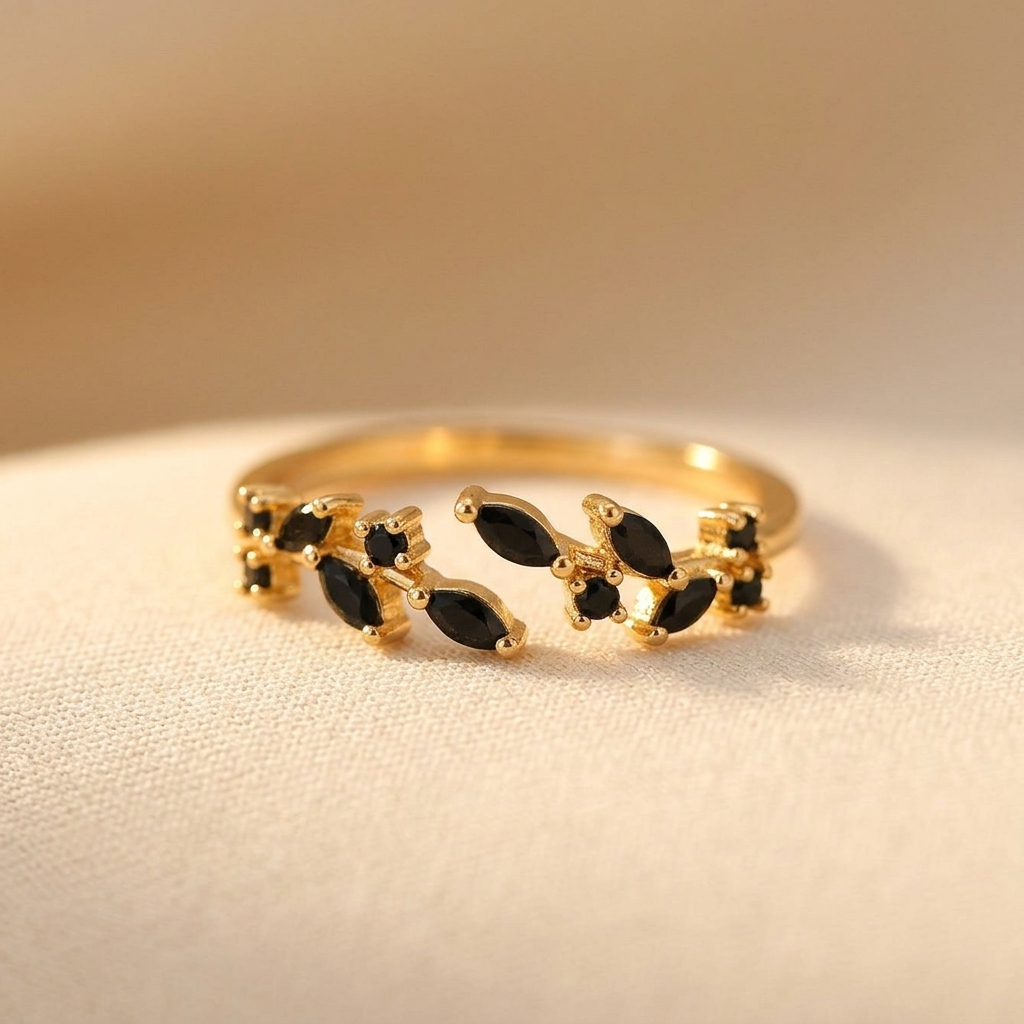 Gouden ring met zwarte zirkonia bladmotief