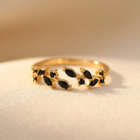 Gouden ring met zwarte zirkonia bladmotief