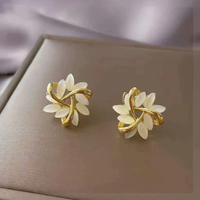 Gouden oorbellen met witte opaal bloemmotief