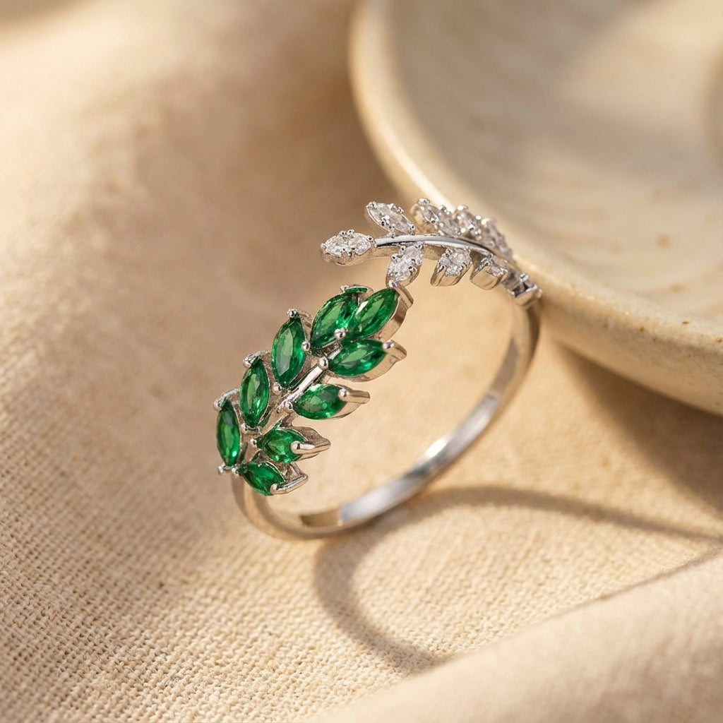 Zilveren bladring met groene edelstenen