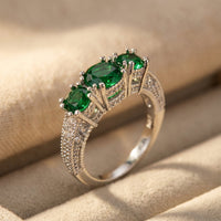 Zilveren ring met drie groene edelstenen