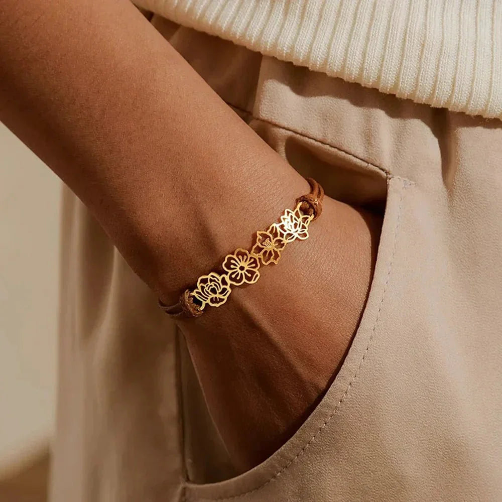 Bruine koord armband met gouden bloemen