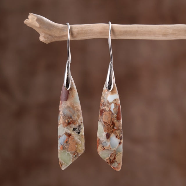 Gouden oorbellen met beige brecciejaspis