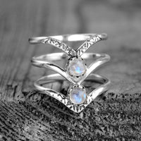 Zilveren bohemian ring met dubbele chevron en maanstenen