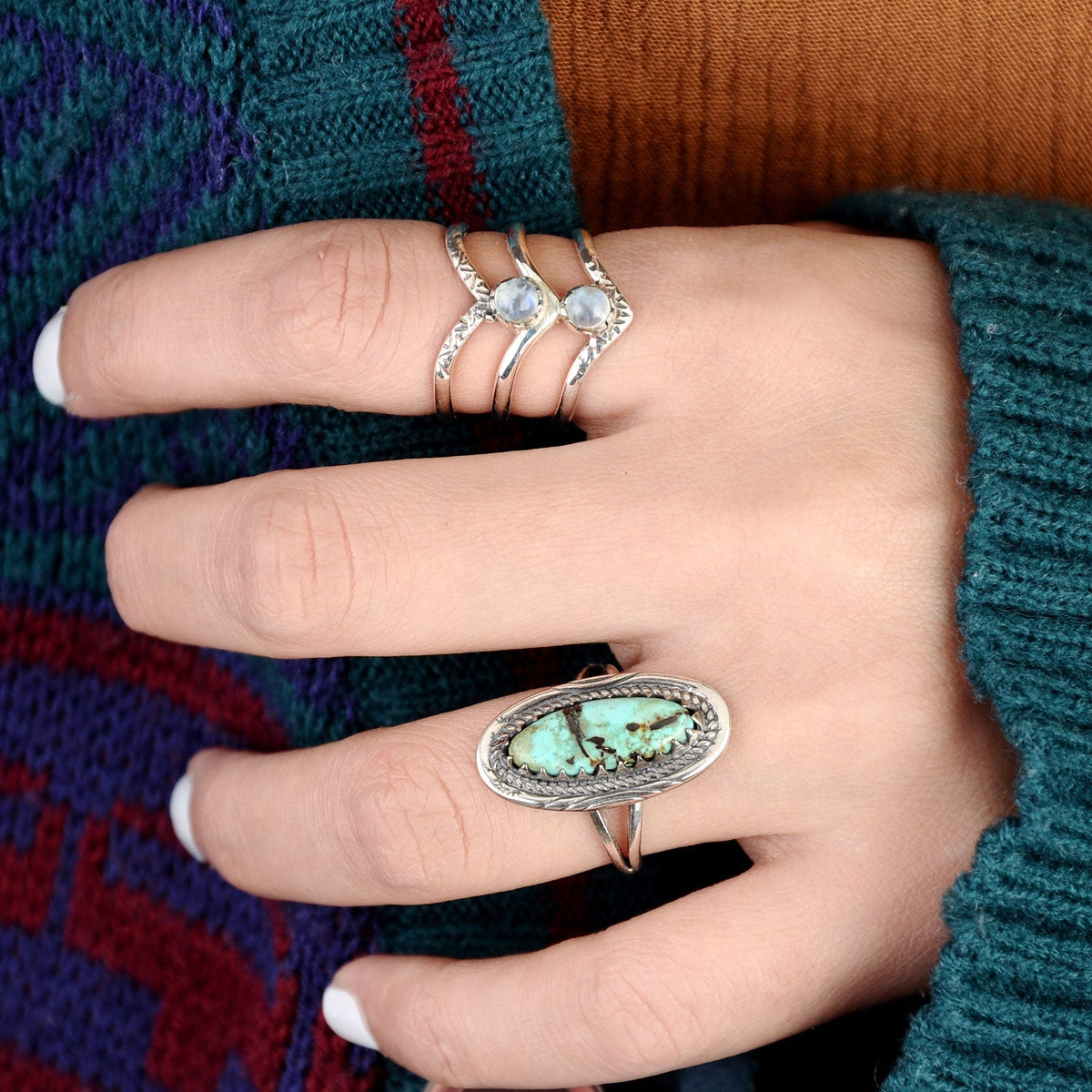 Zilveren bohemian ring met dubbele chevron en maanstenen