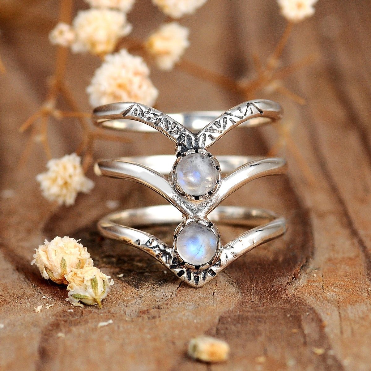 Zilveren bohemian ring met dubbele chevron en maanstenen