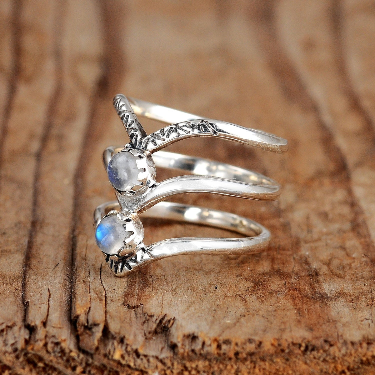 Zilveren bohemian ring met dubbele chevron en maanstenen