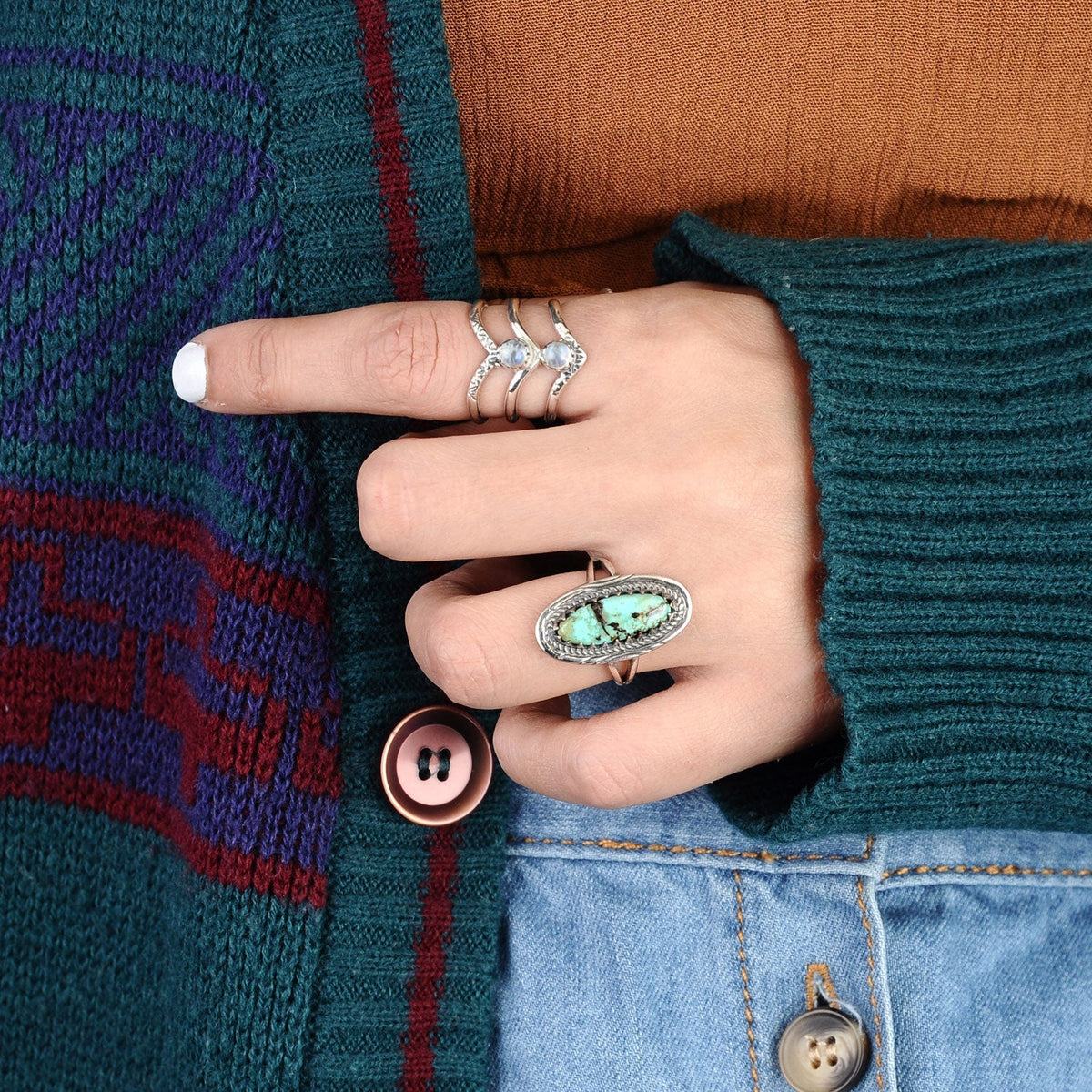 Zilveren bohemian ring met dubbele chevron en maanstenen