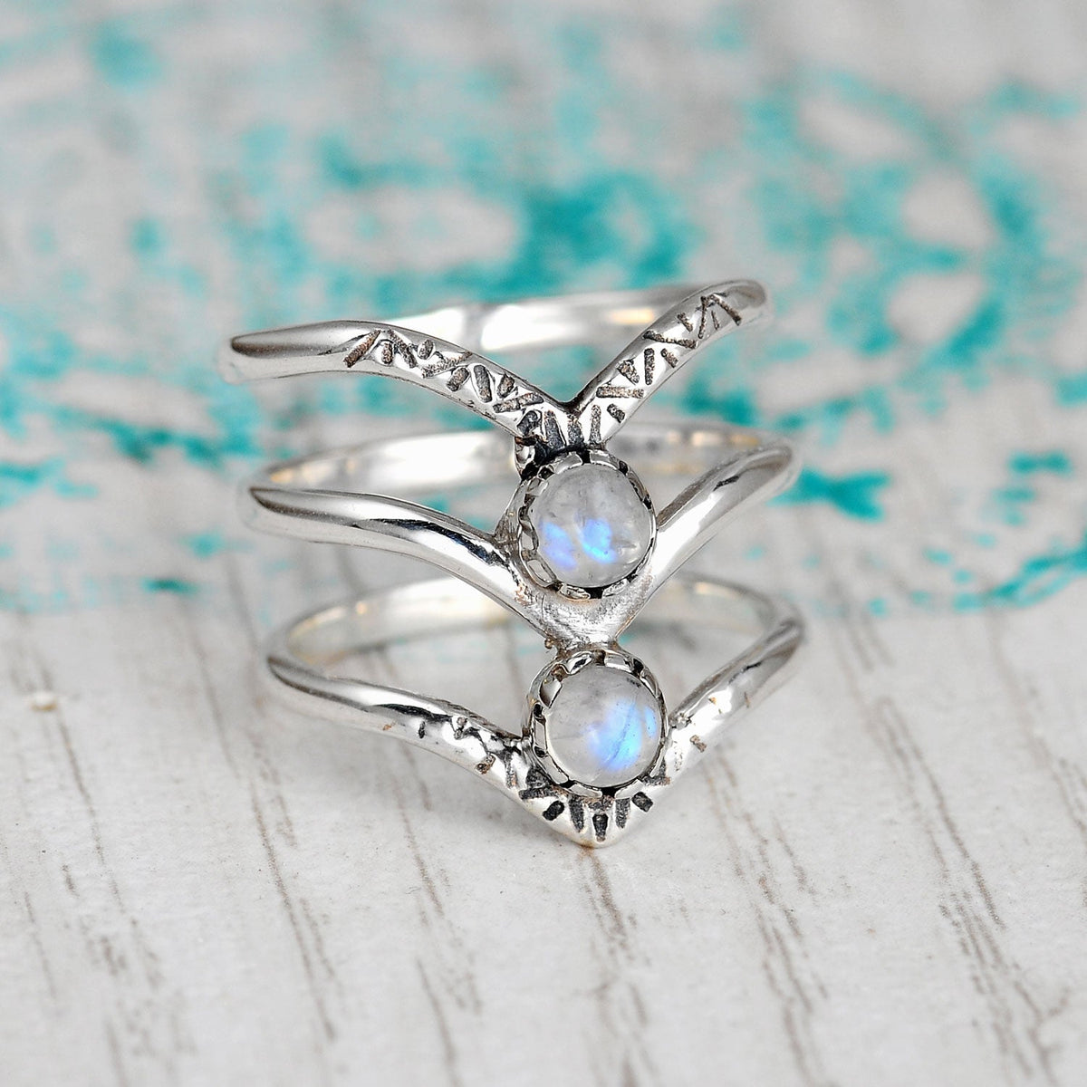 Zilveren bohemian ring met dubbele chevron en maanstenen