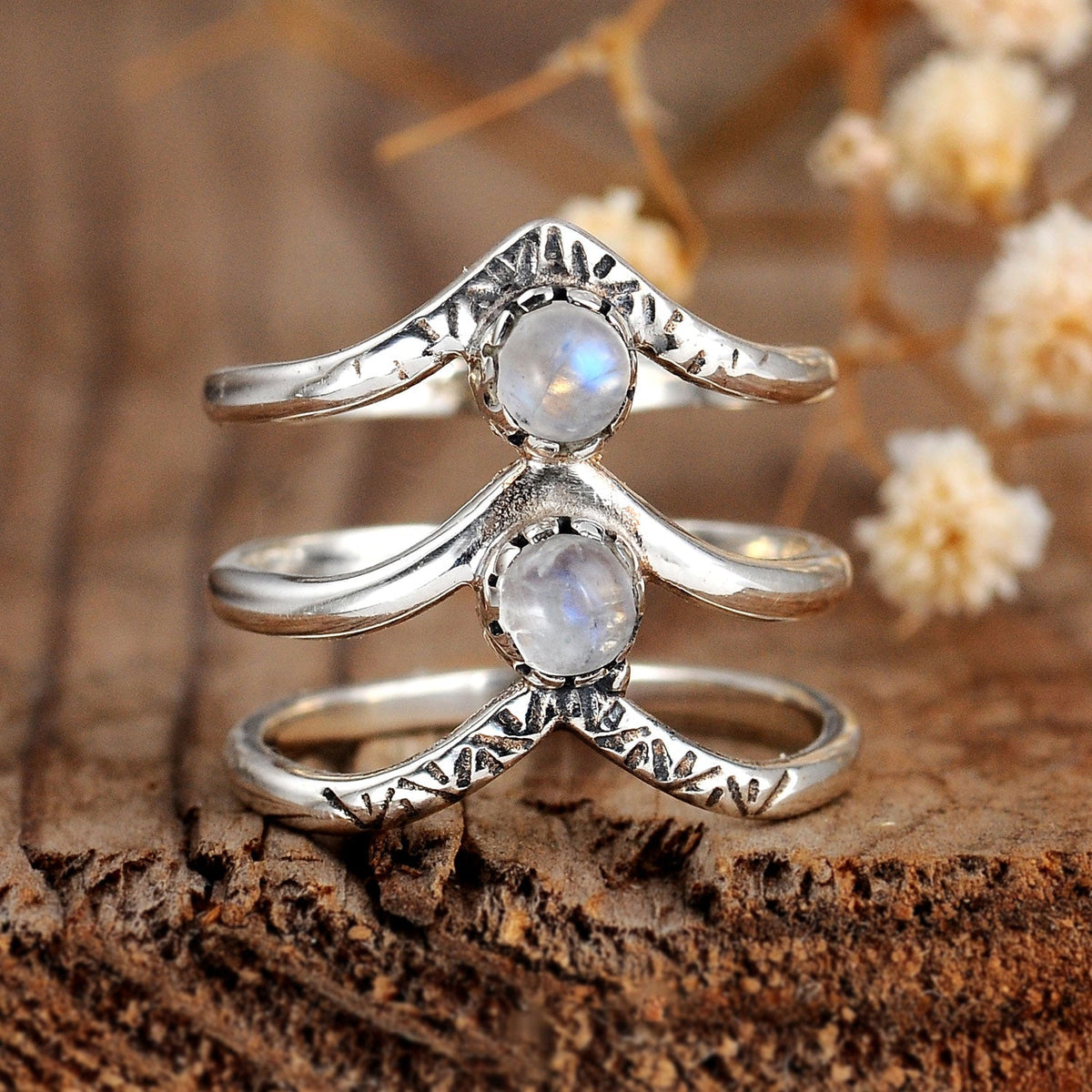 Zilveren bohemian ring met dubbele chevron en maanstenen