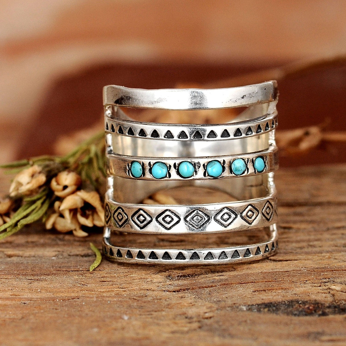 Brede zilveren ring met turquoise in Azteekse stijl