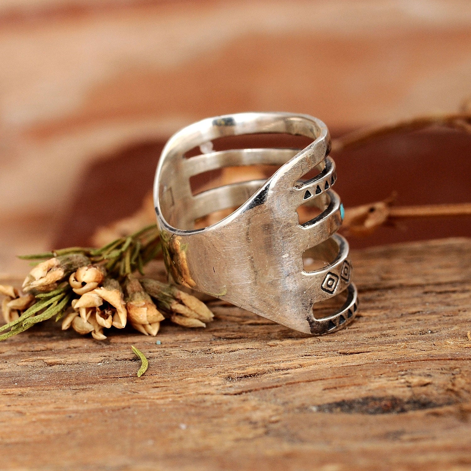 Brede zilveren ring met turquoise in Azteekse stijl