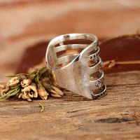 Brede zilveren ring met turquoise in Azteekse stijl
