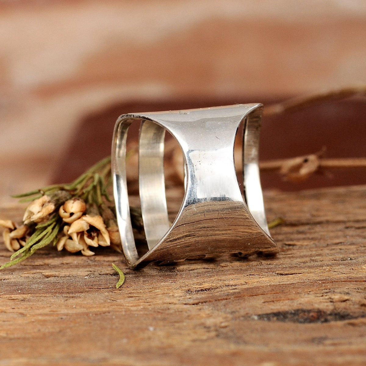 Brede zilveren ring met turquoise in Azteekse stijl
