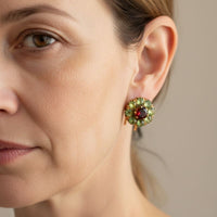 Gouden vintage bloemoorbellen met rode en groene kristallen
