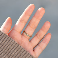 Gouden golvende zigzag ring met zirkonia